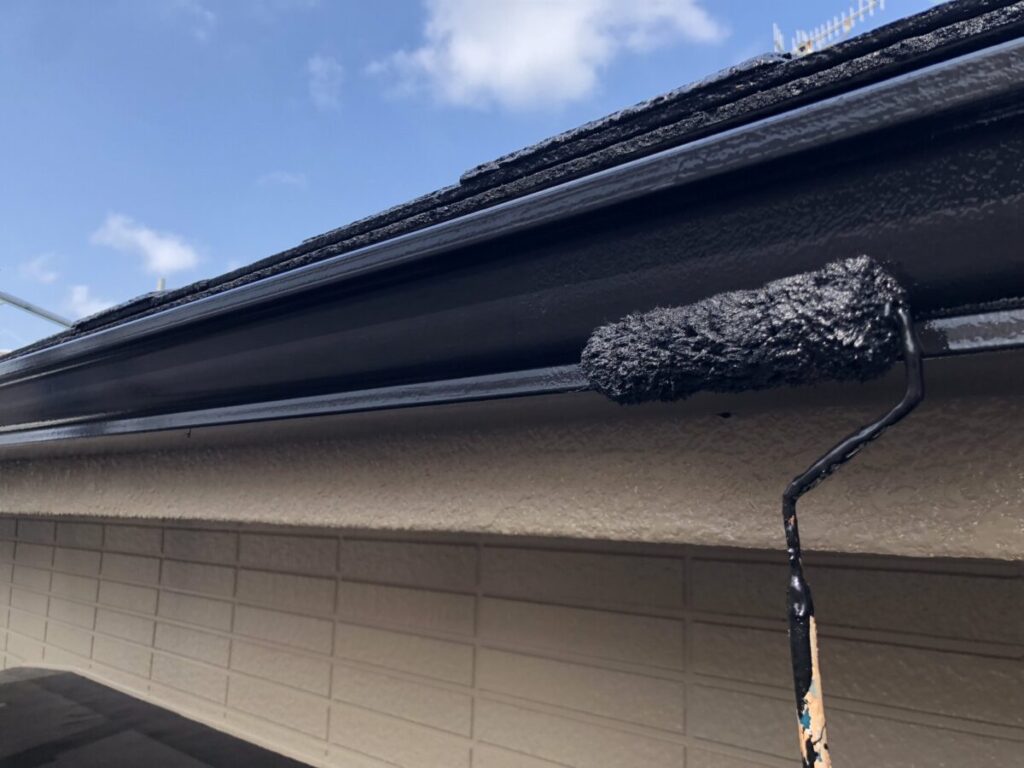 八王子市　4世帯アパート外壁屋根塗装工事　雨樋上塗り